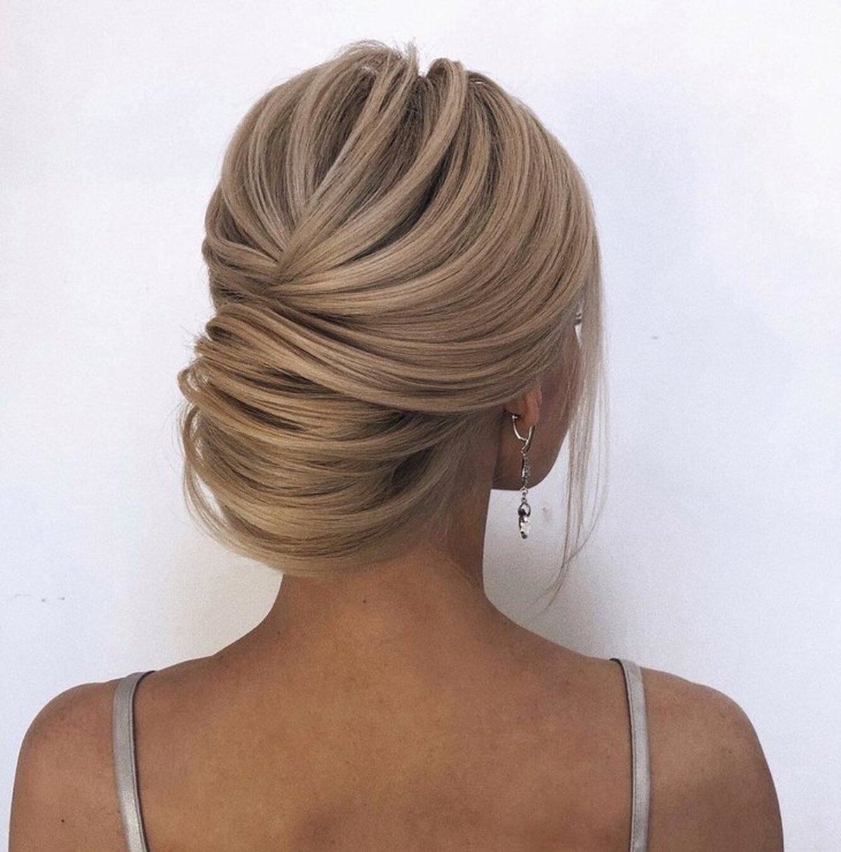 Небрежный пучок на средние волосы