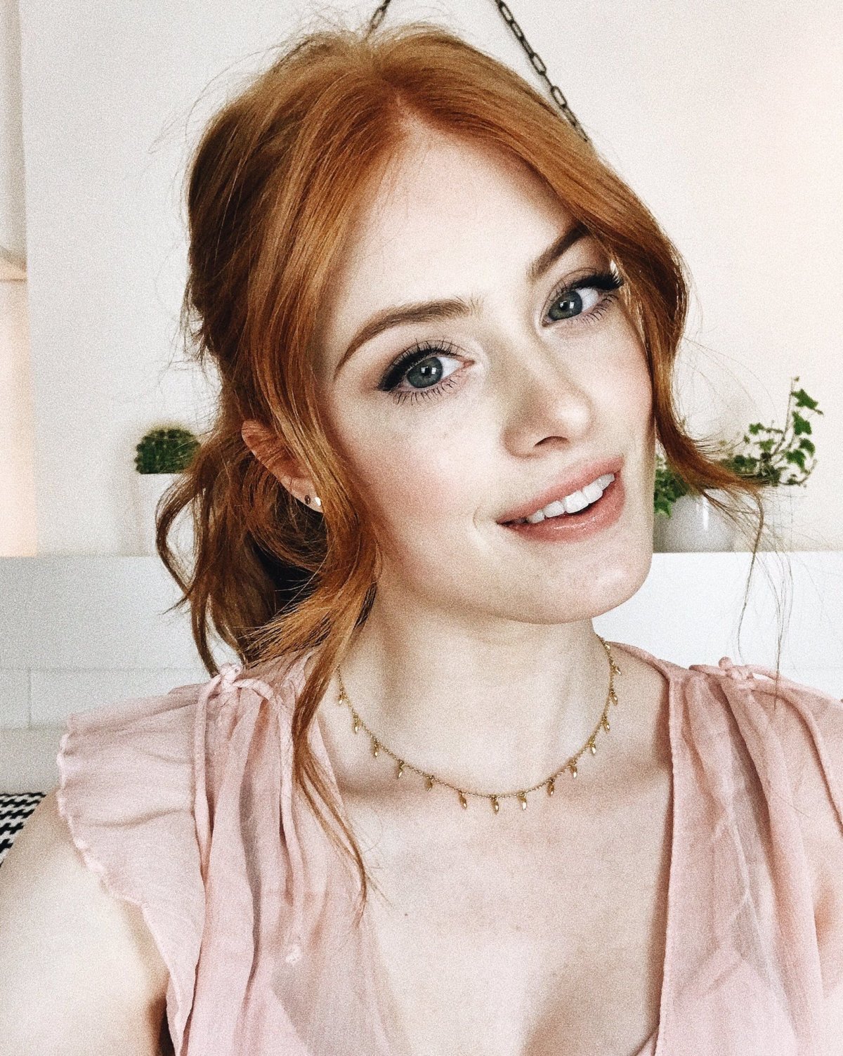 Лили Коллинз цвет волос