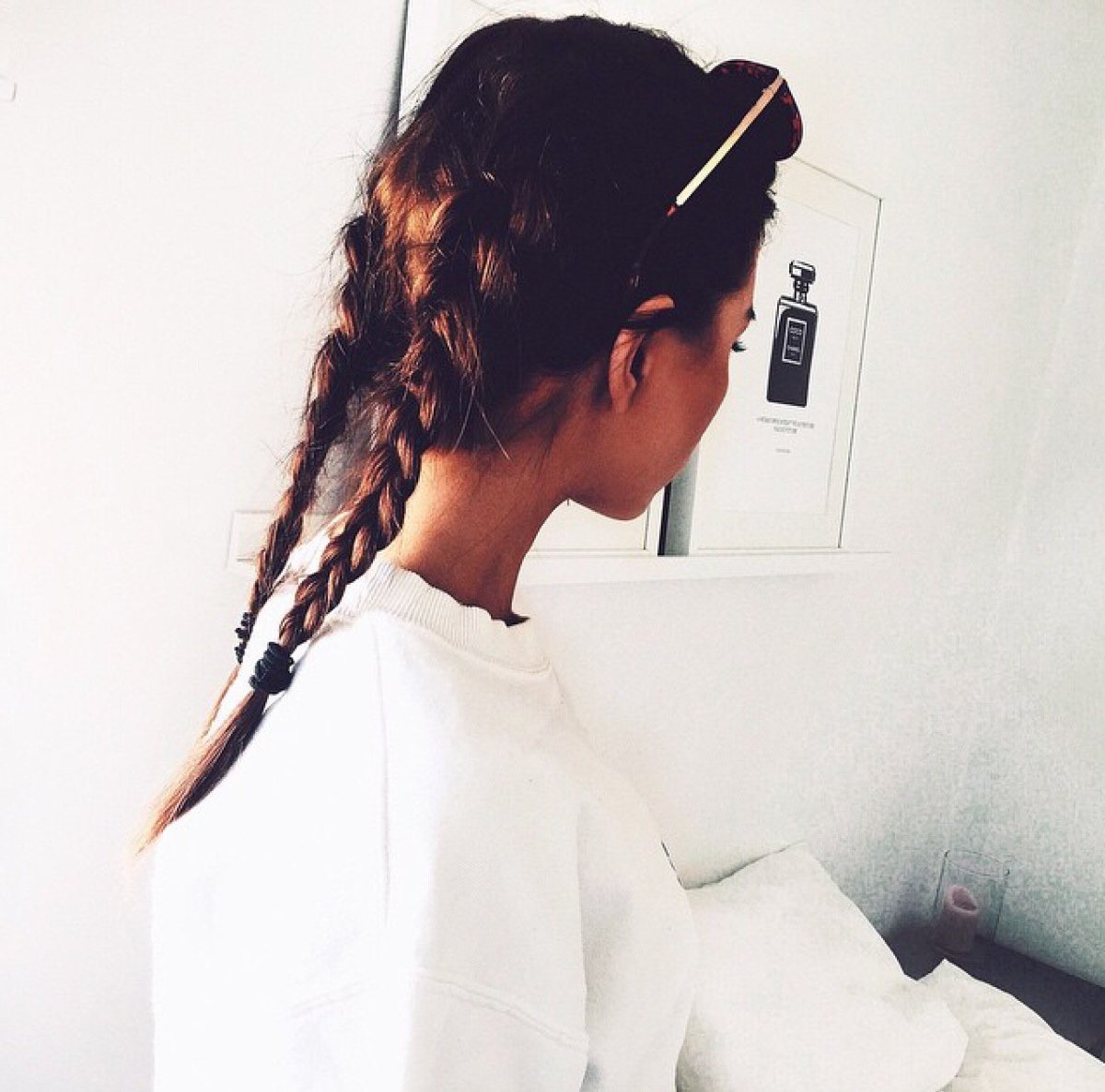 Девушка брюнетка с косичками