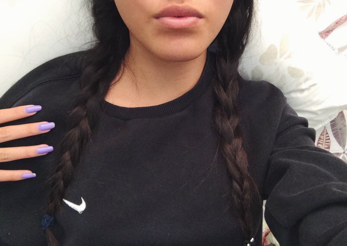 Девушка с чёрными волосами без лица