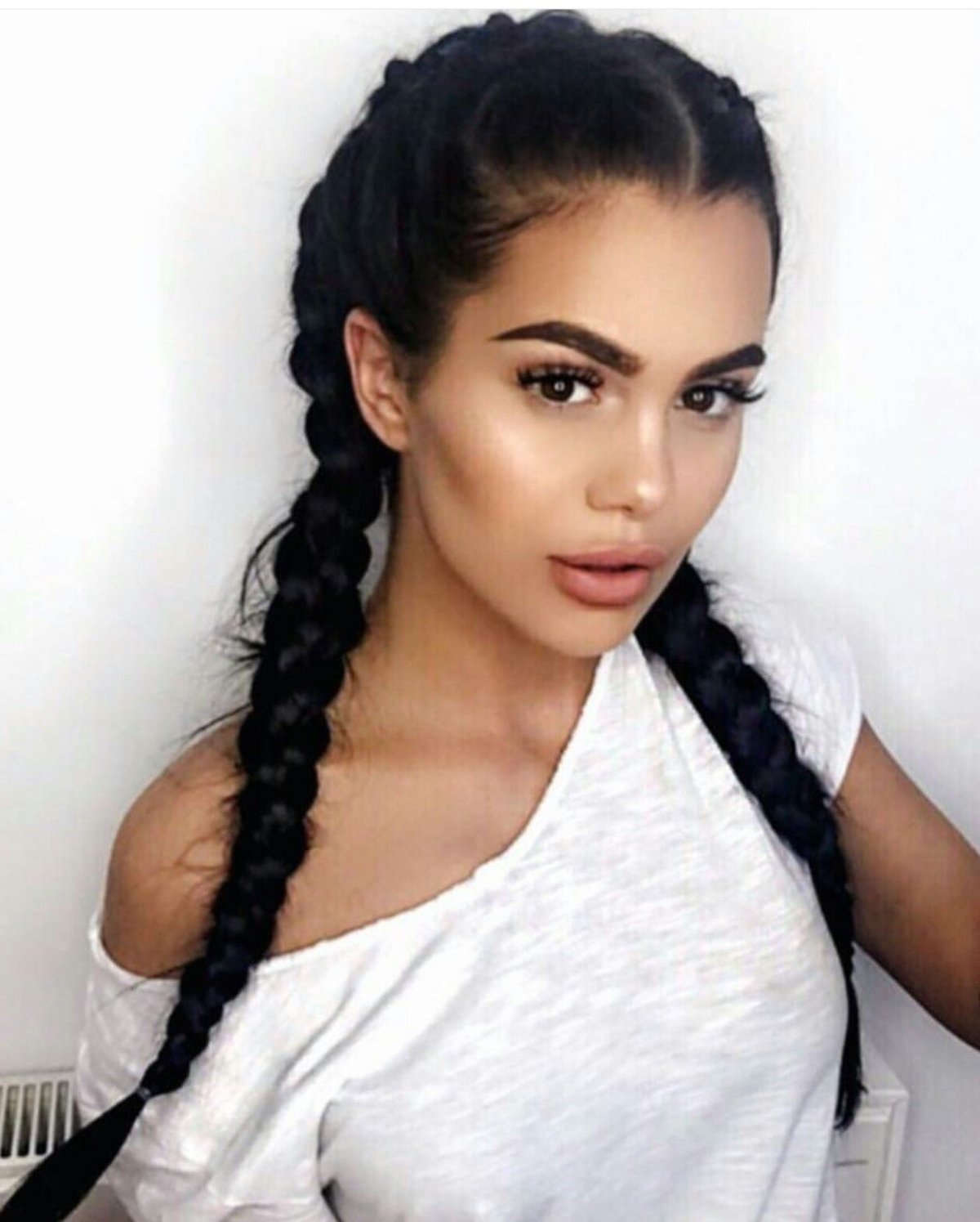 Девушка с черными косичками