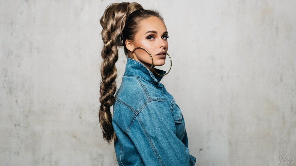 Брюнетка с косичками