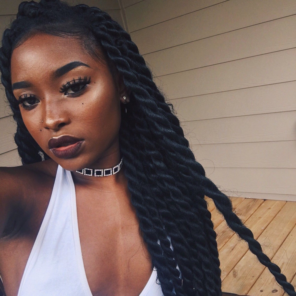 Девушка блондинка с косами стильная