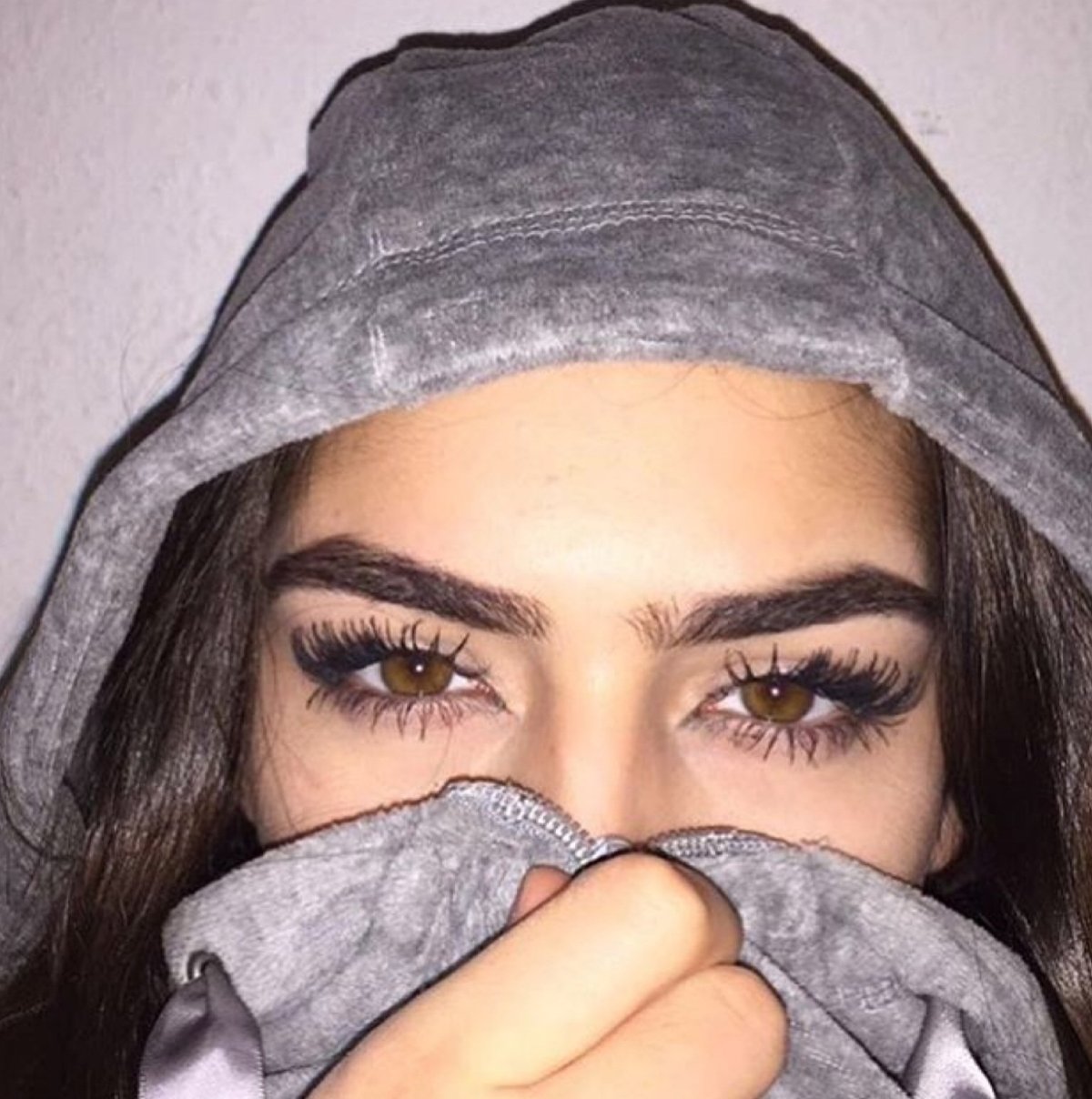 Кавказские девушки с красивыми бровями