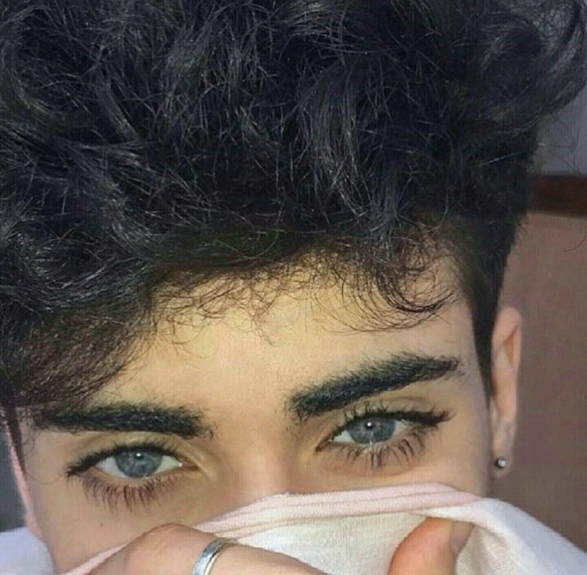 Мальчик с длинными ресницами