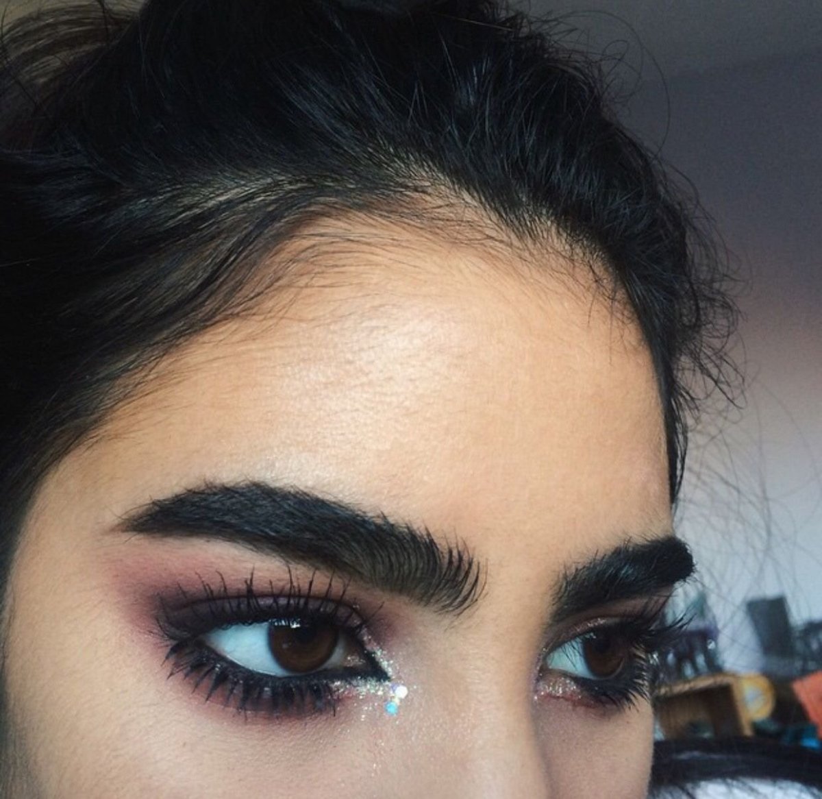 Черные широкие брови