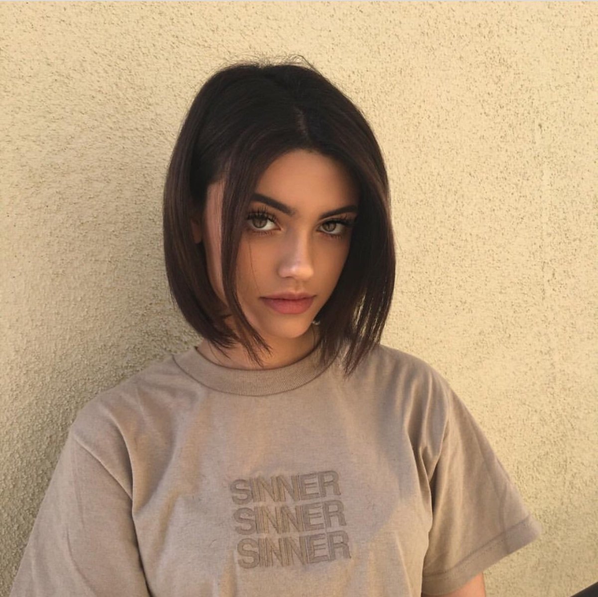 Девушка в профиль со стрижкой каре