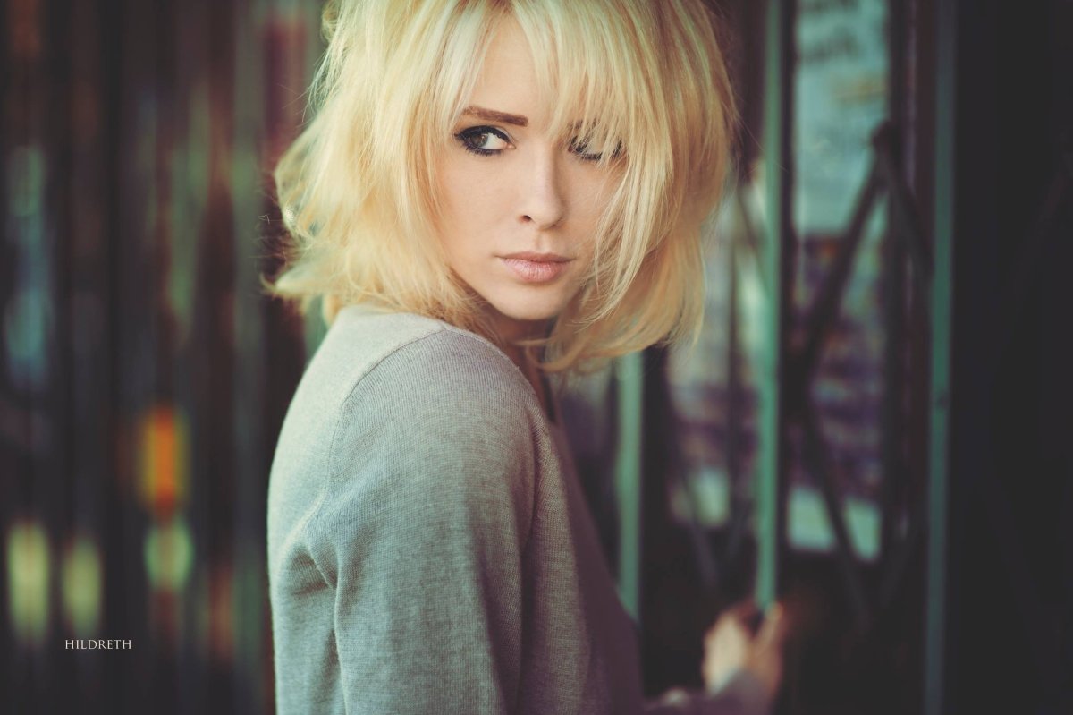 Брюнетка с короткой стрижкой со спины