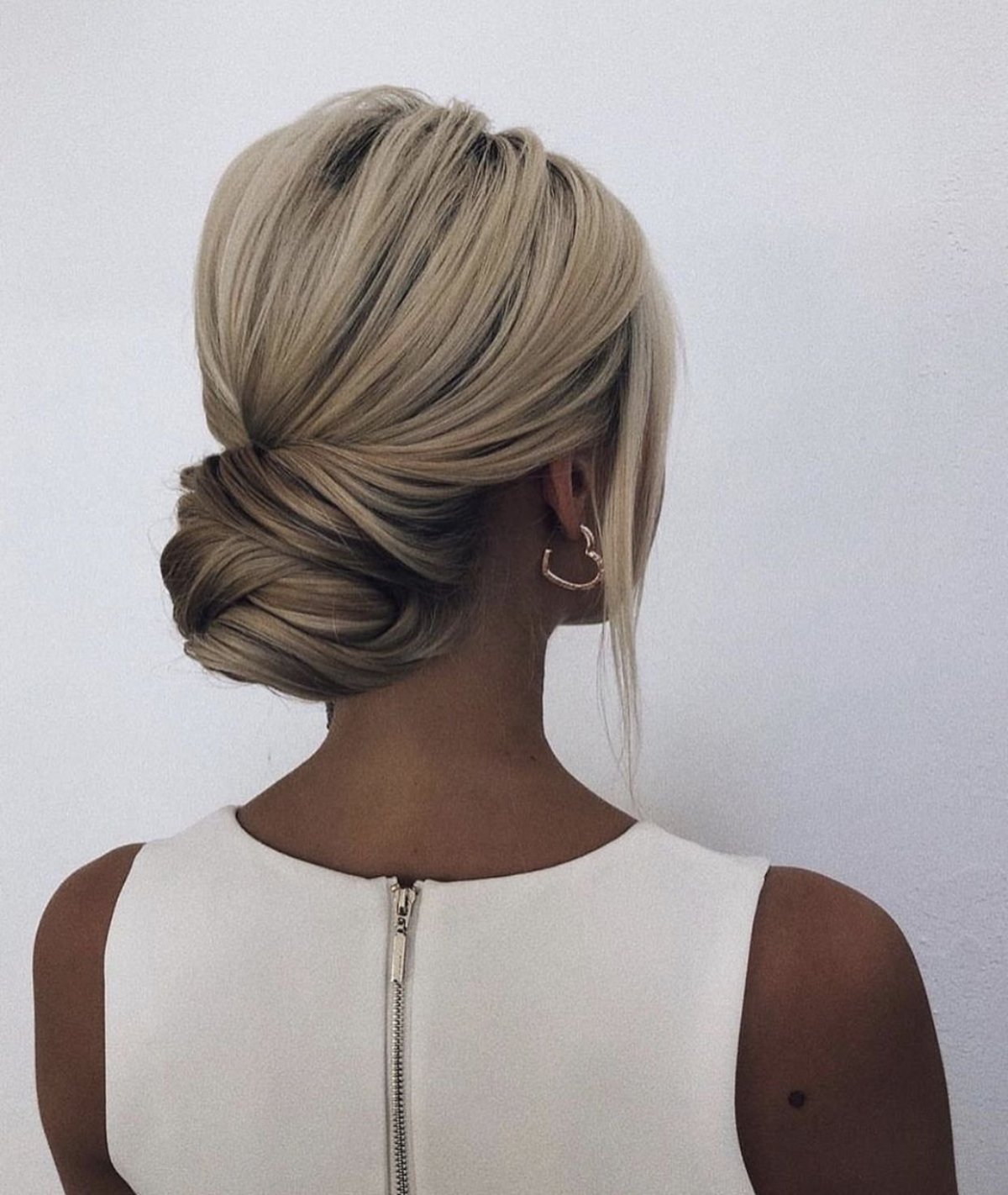 Девочка с каре в очках