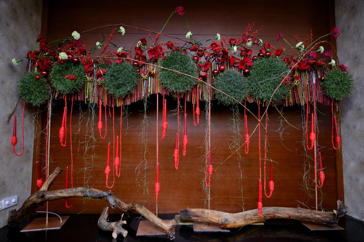 Украшение из сосновых шишек