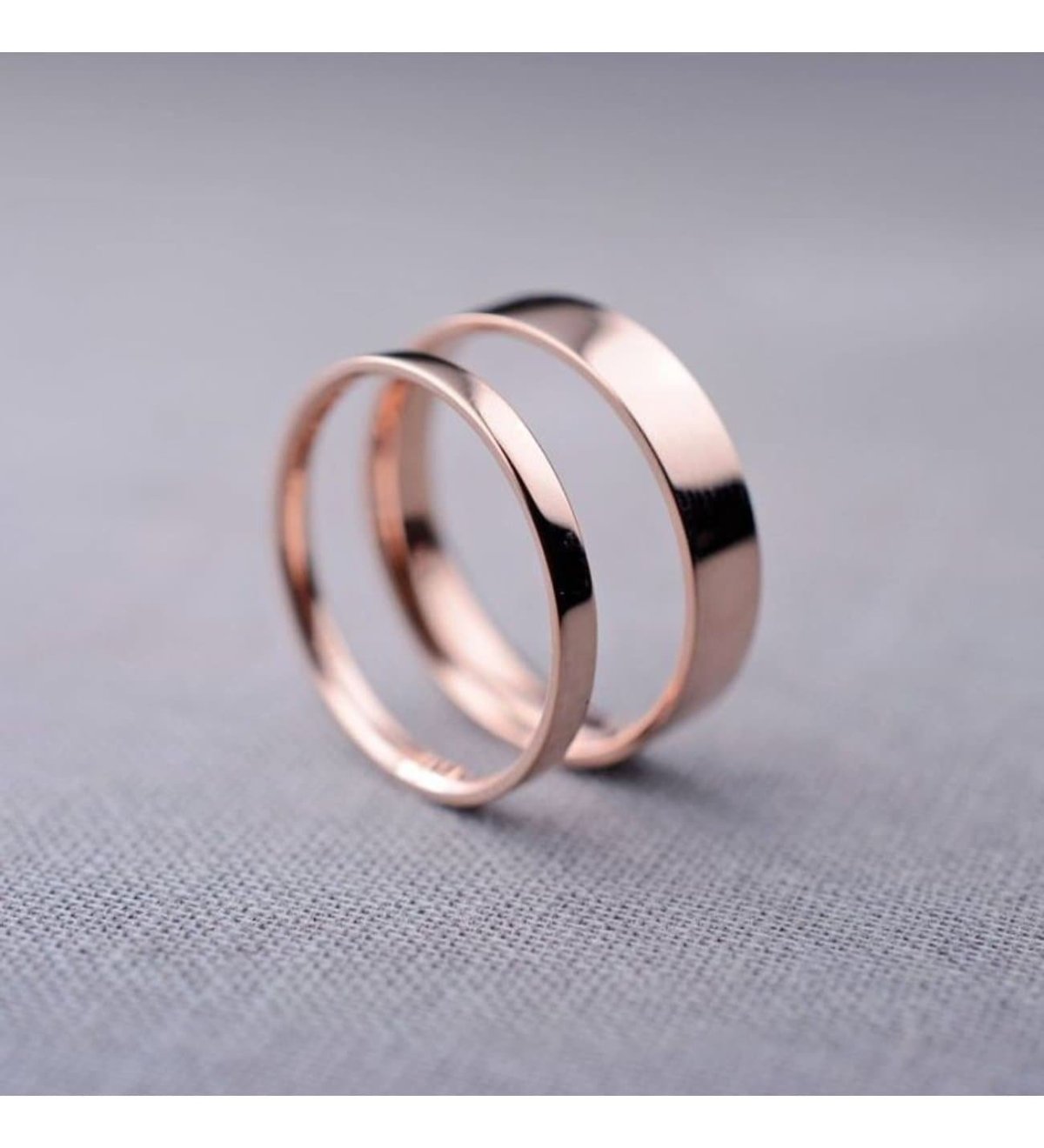 Золотое обручальное кольцо