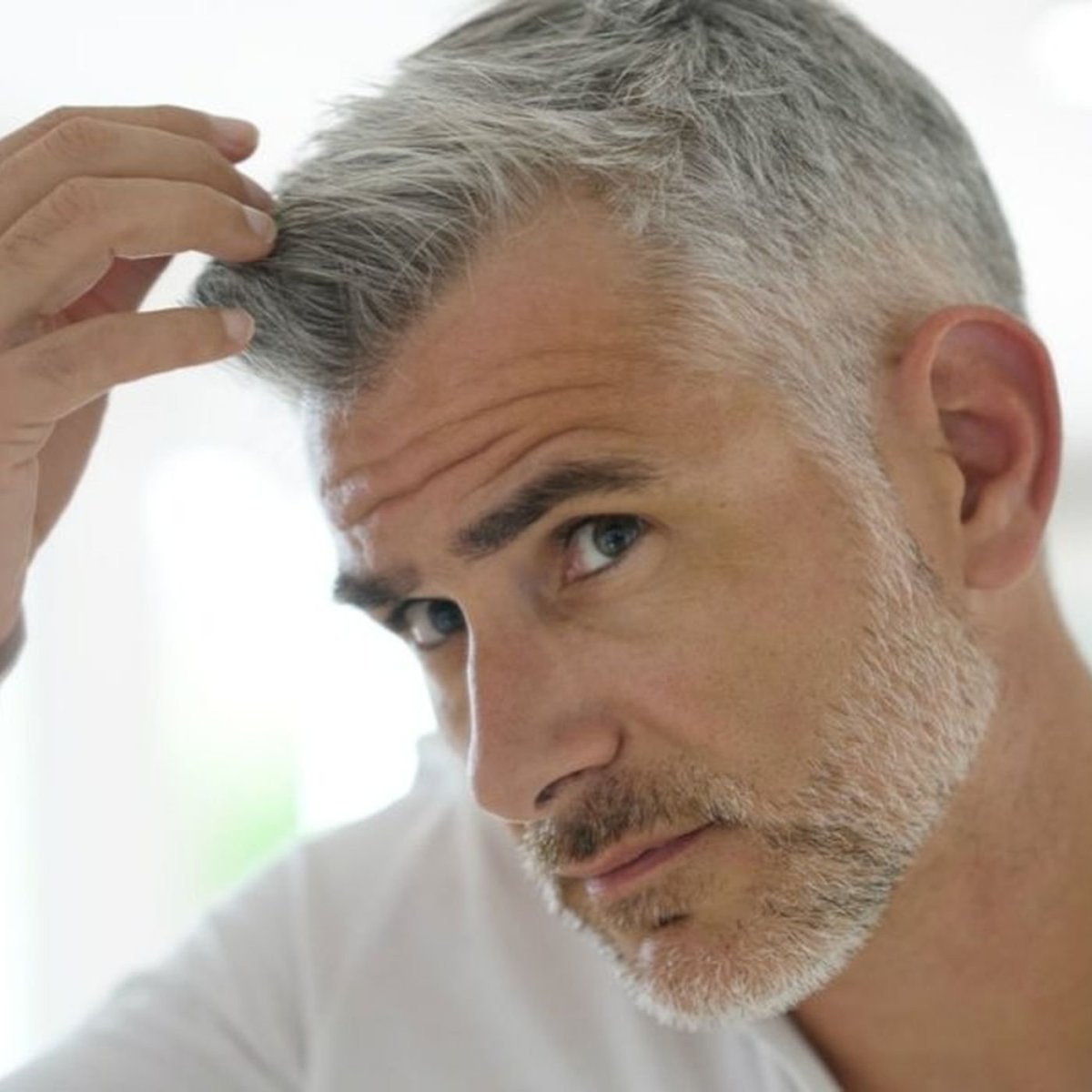 Седой мужчина