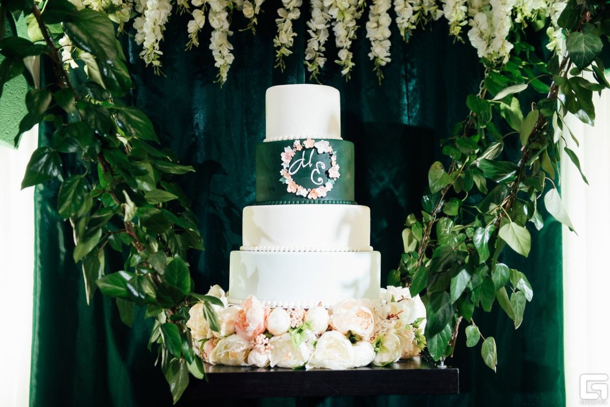 Торт свадебный трехъярусный изумрудный