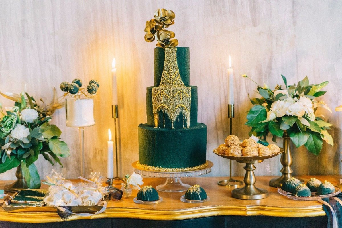Свадебный торт золото с изумрудом