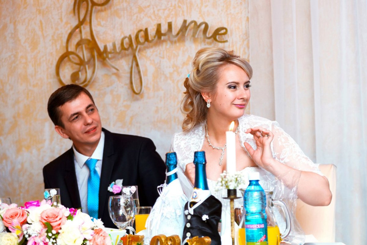 Свадебная фотосессия на фоне самолета