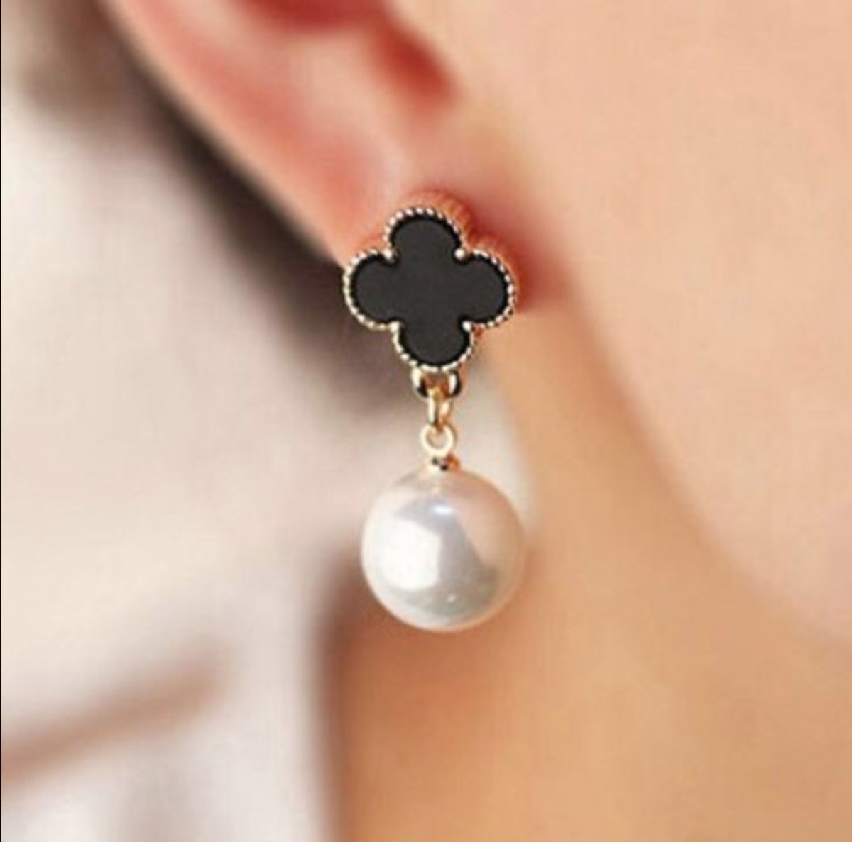 Красивые сережки на девушке