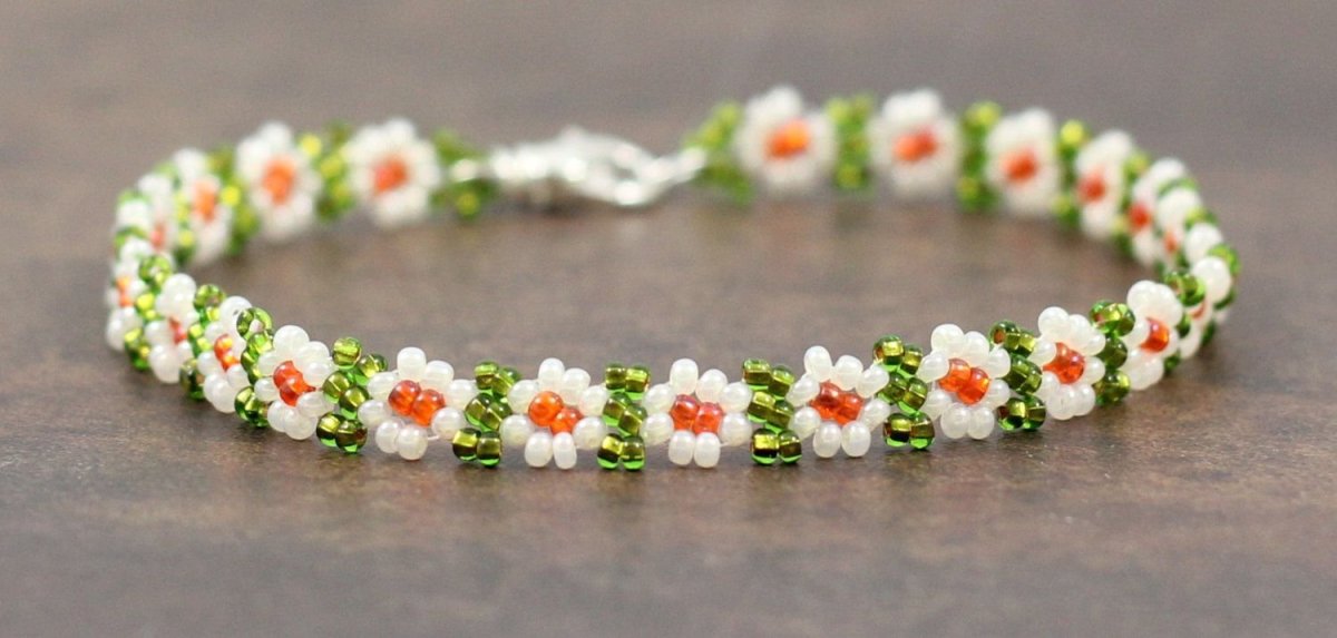 Красный браслет из бисера