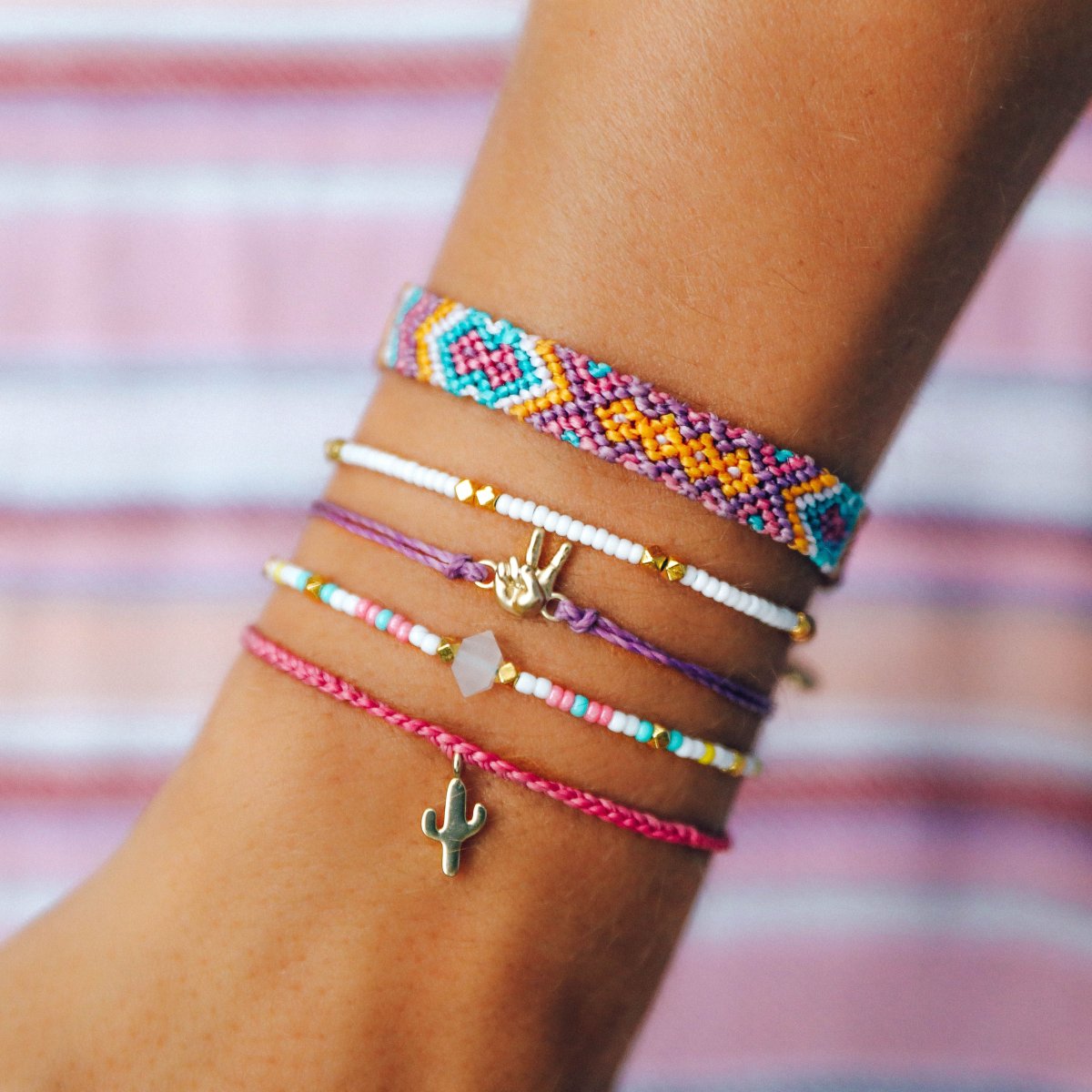 Моднаюын браслеты из бисера.