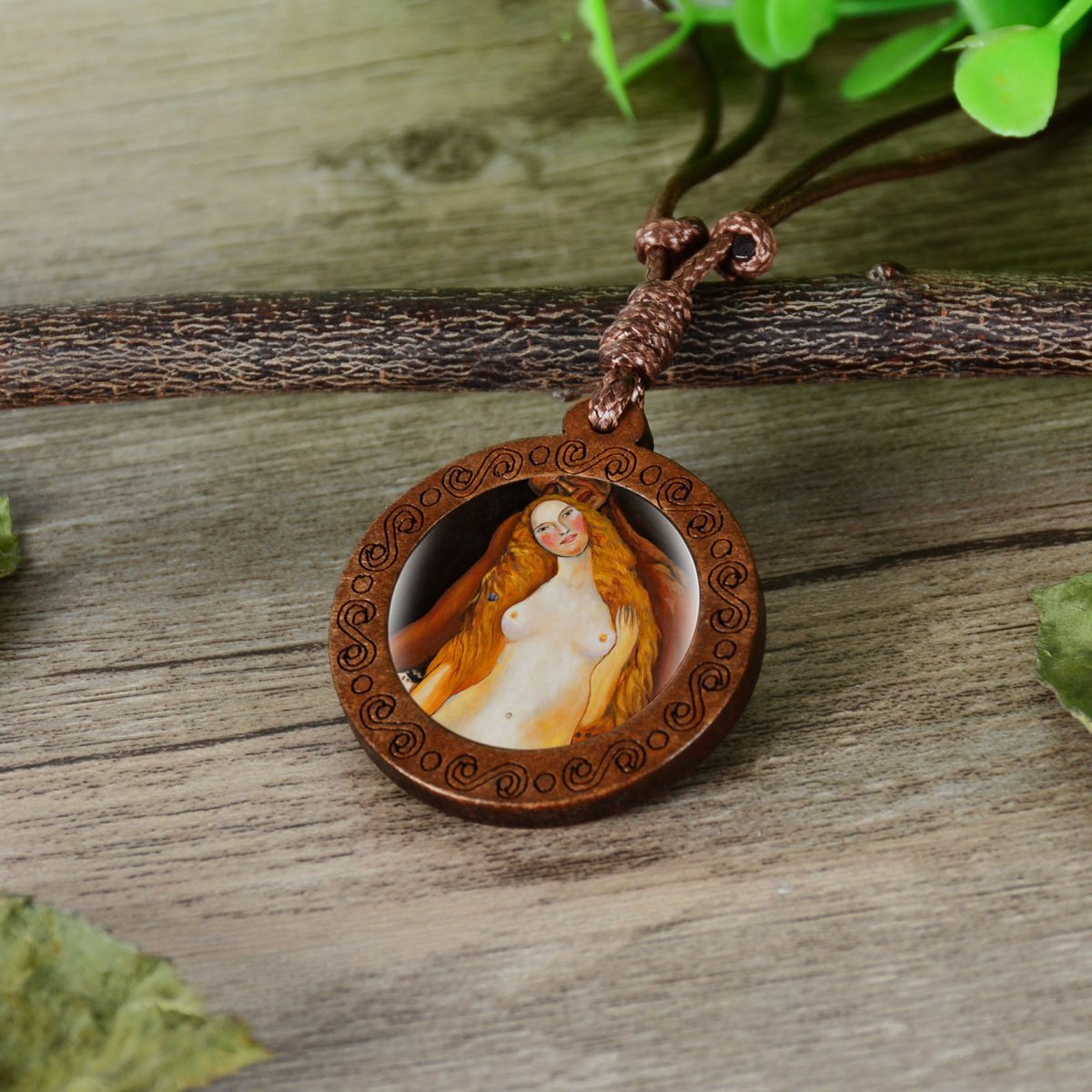 Кулон из дерева