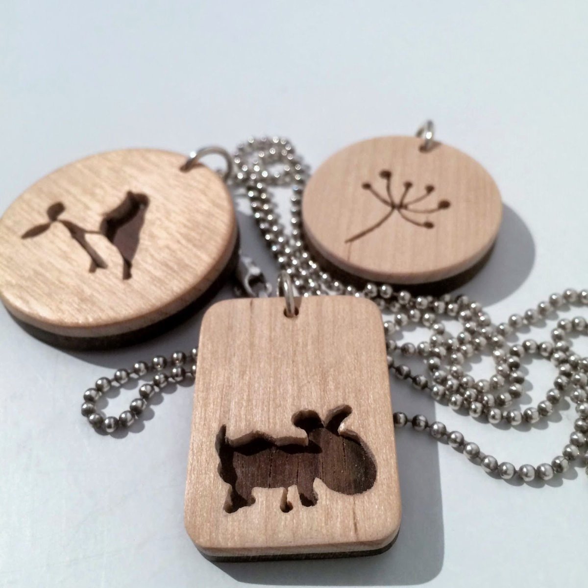 Кулон из дерева