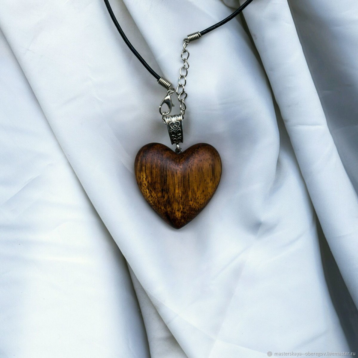 Парные кулоны из дерева