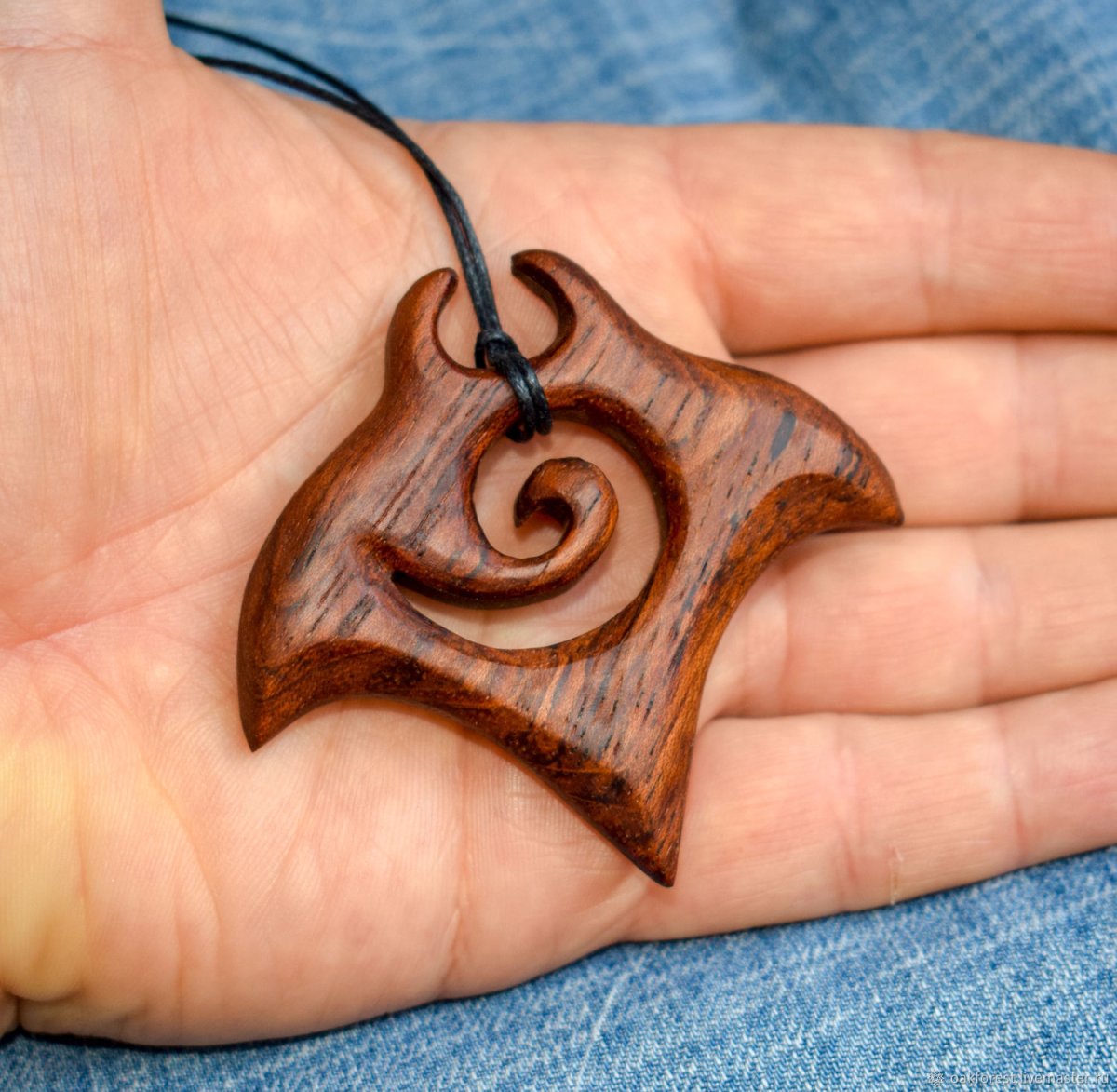 Оригинальные кулоны из дерева