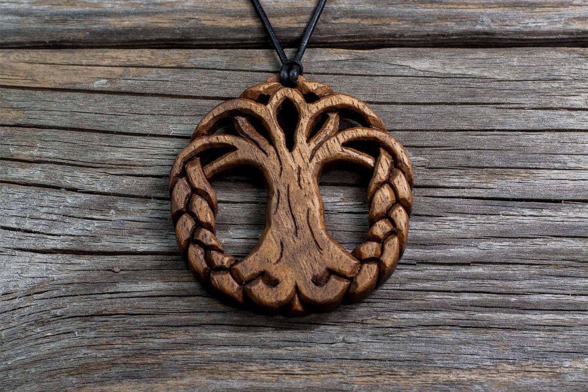 Подвески из дерева