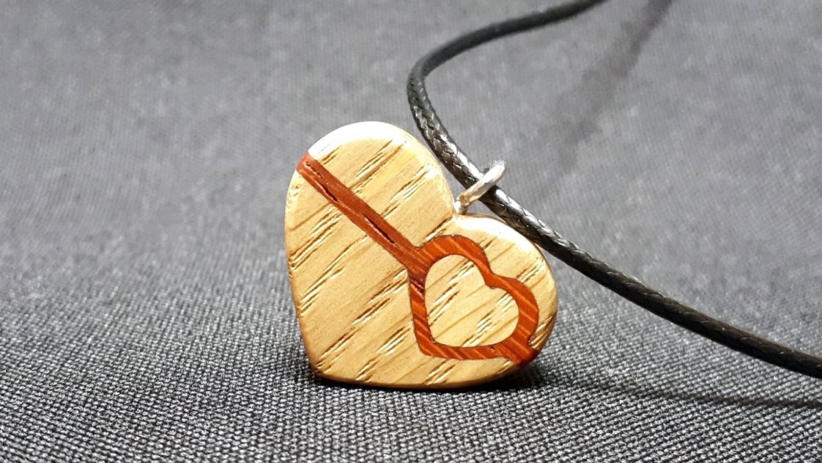 Украшения из дерева для женщин