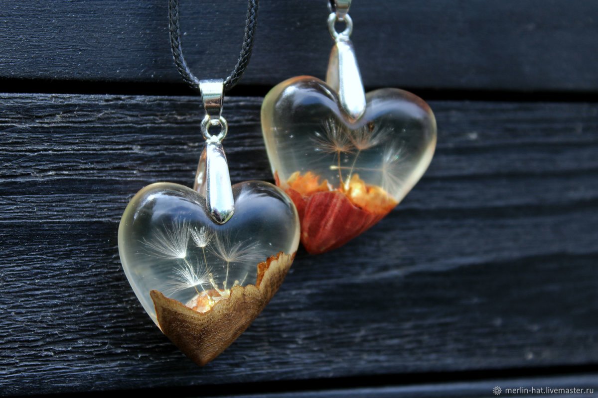 Кулон из древесины