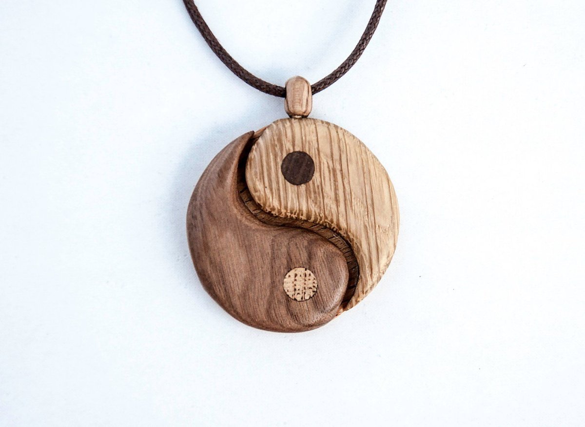 Деревянные кулоны и подвески