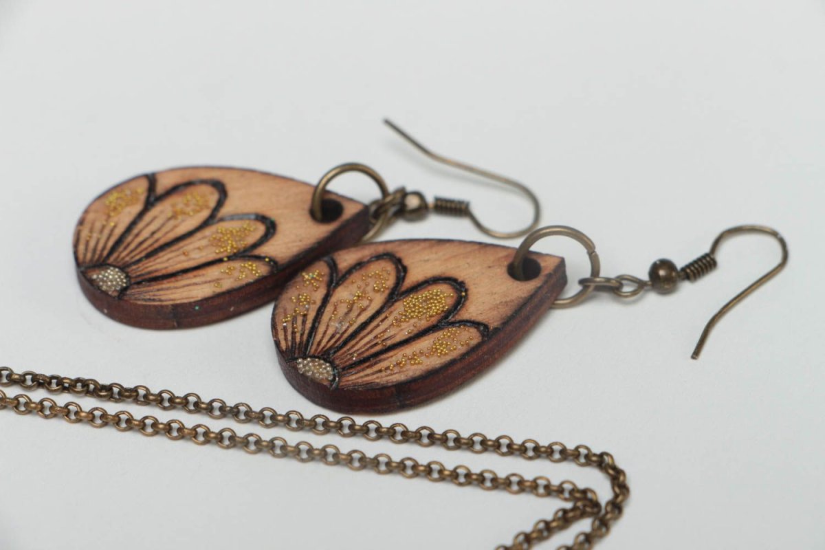 Необычные кулоны из дерева
