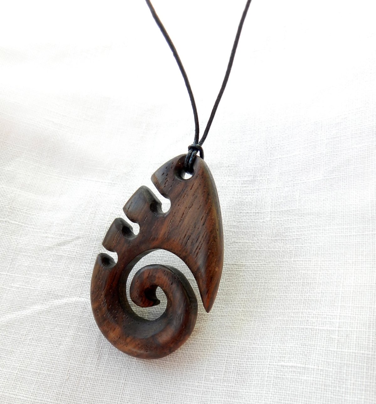 Кулон из дерева