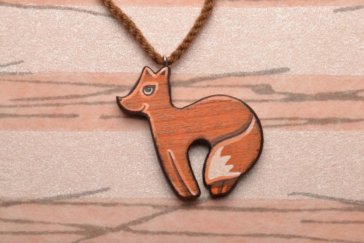 Оригинальные брелки из дерева