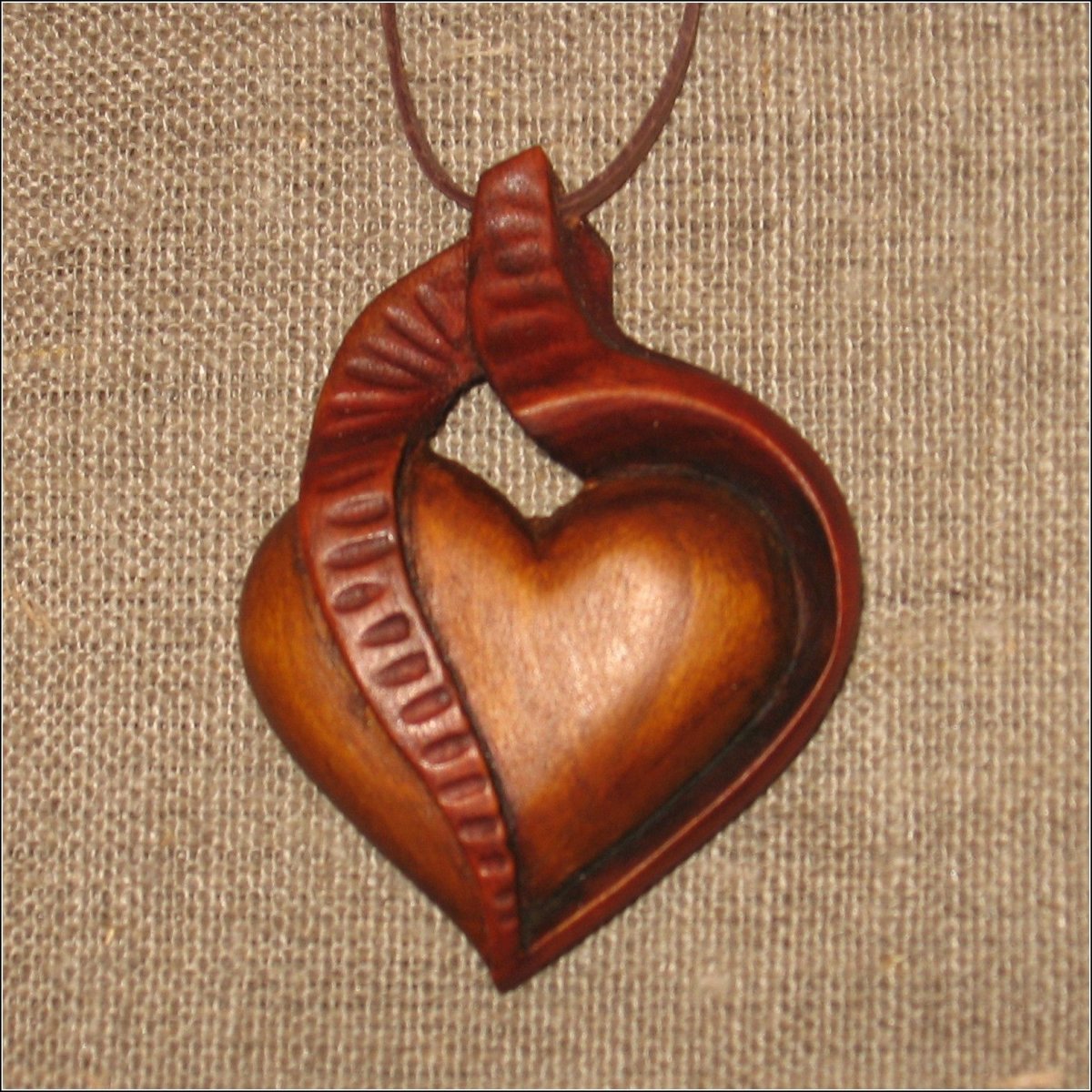 Черно-белое сердце подвеска из дерева
