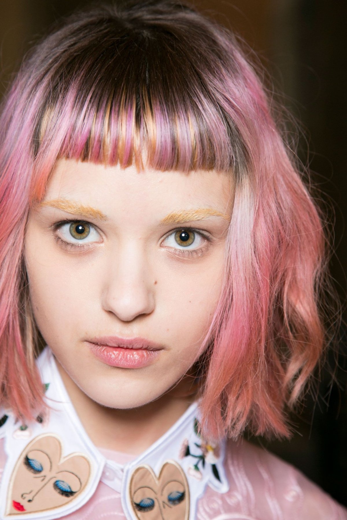 Розовые волосы с челкой