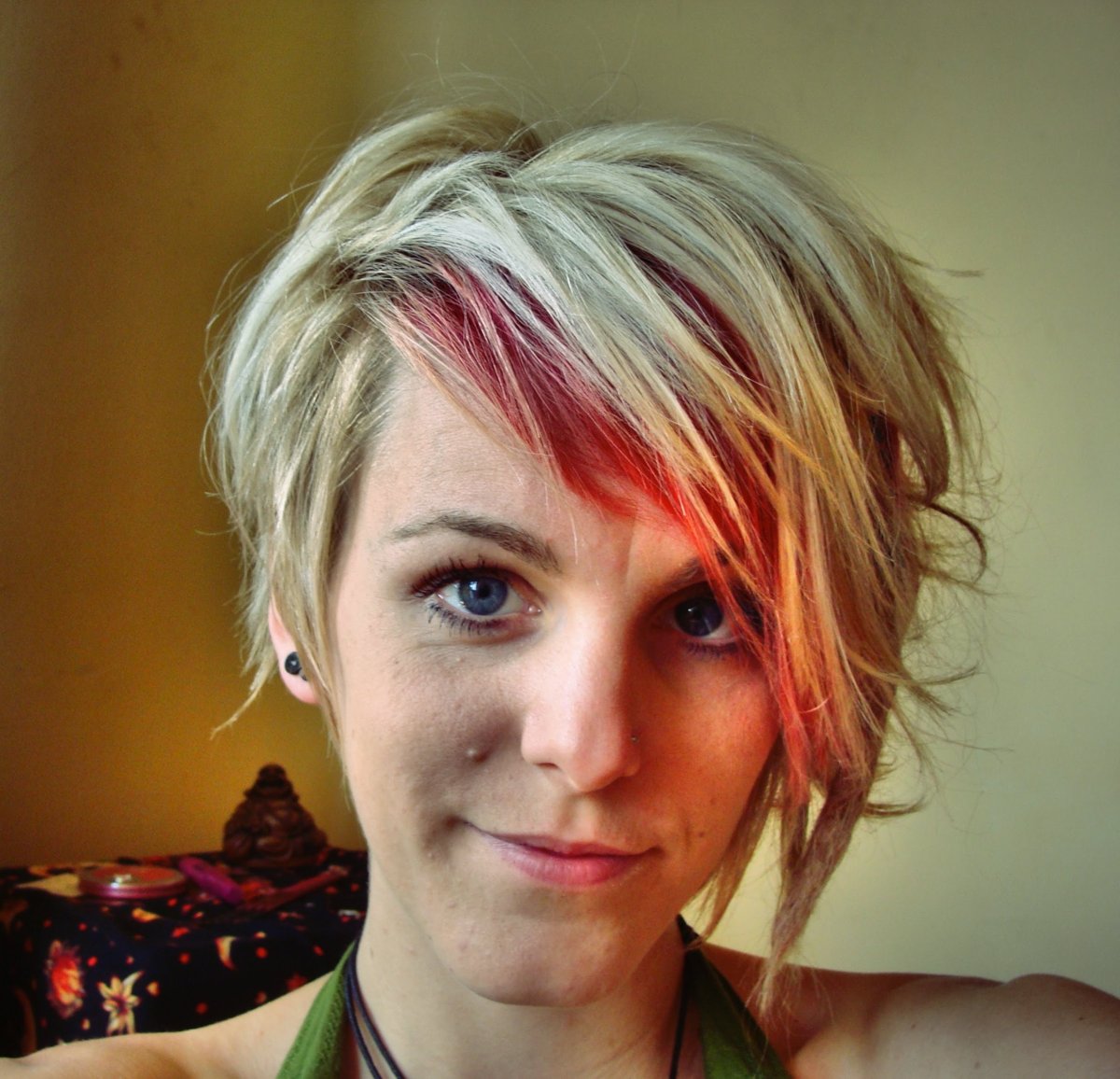 Короткие стрижки с цветными прядями