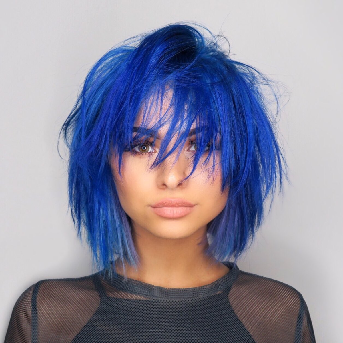 Кира Рауш с синими волосами