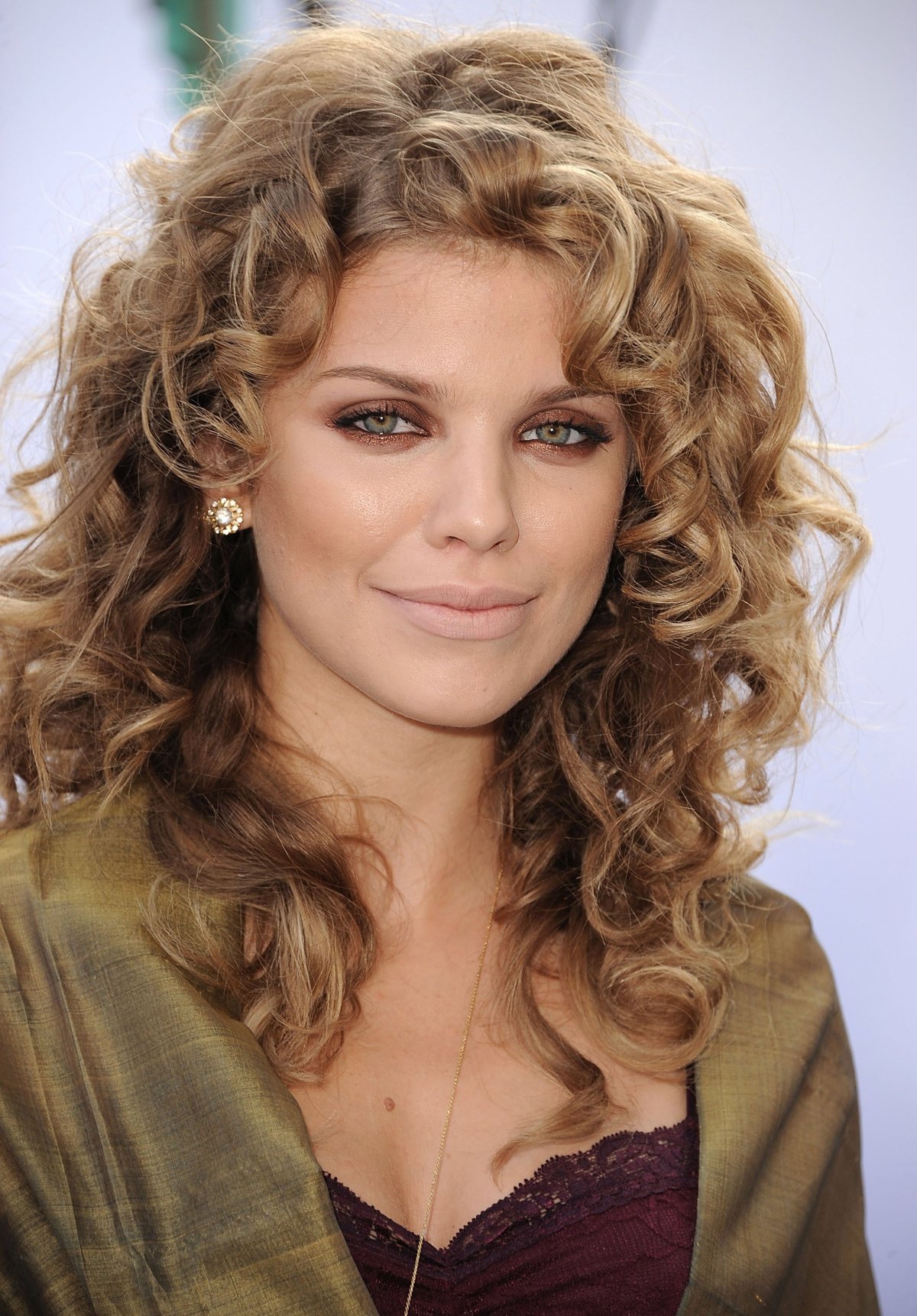 Прически на средние волнистые волосы