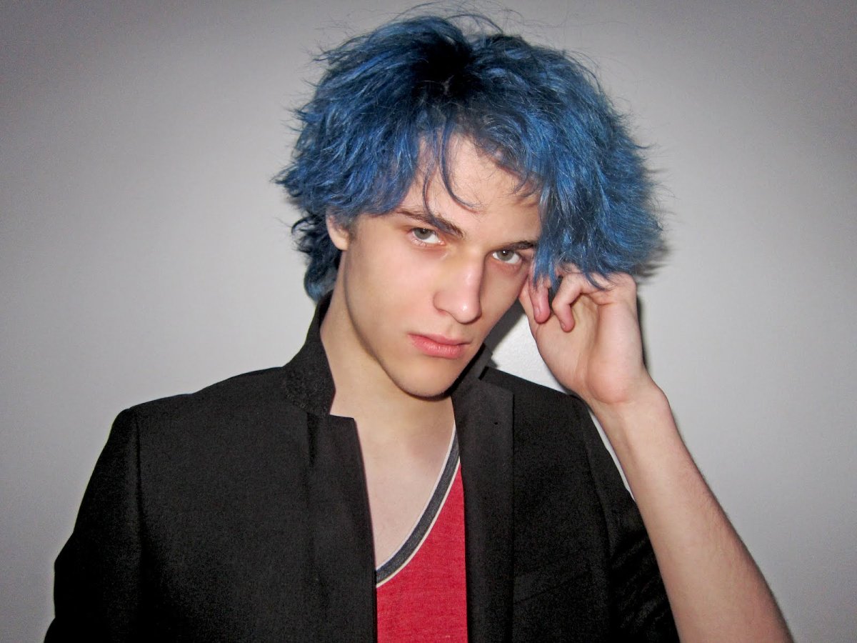 Даллас Альберти с синими волосами