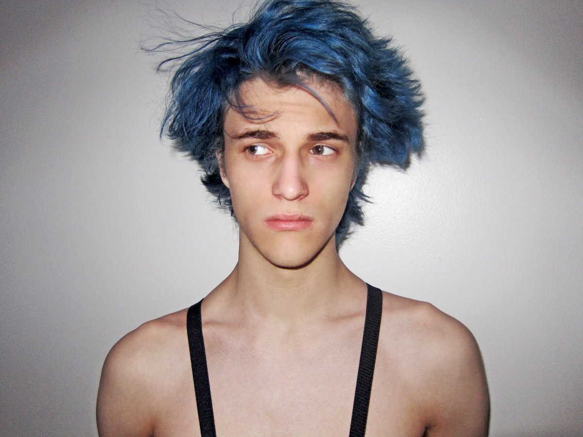 Даллас Альберти с синими волосами