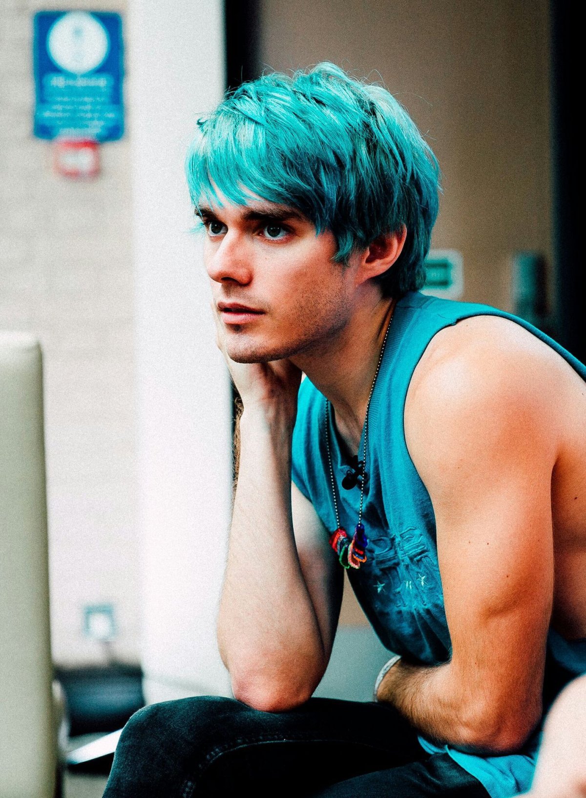 Остен Найт Waterparks зеленые волосы