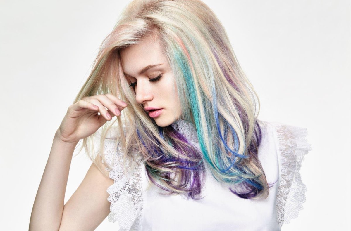Цветные пряди на волосах