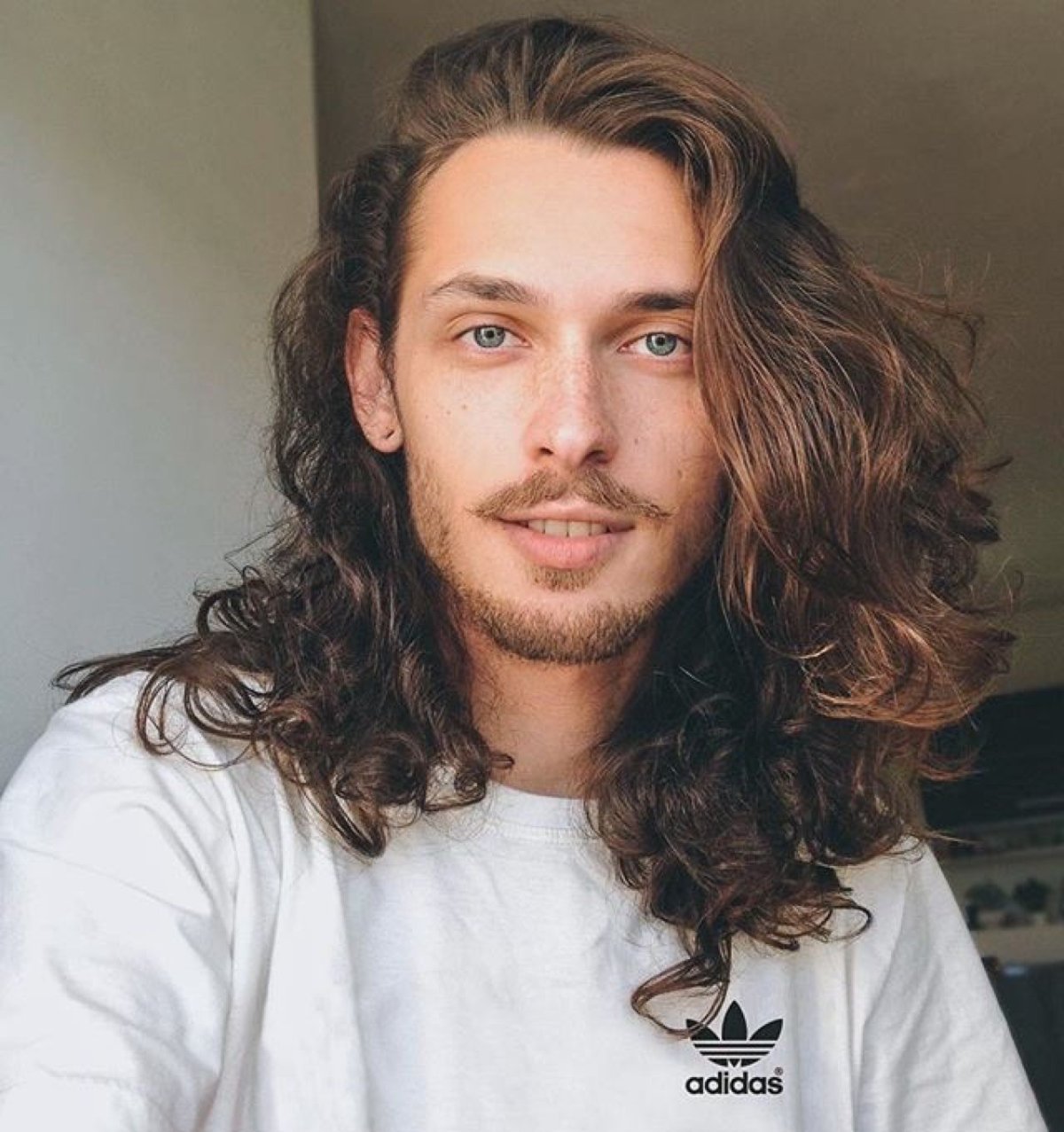 Люди с кудрявыми волосами