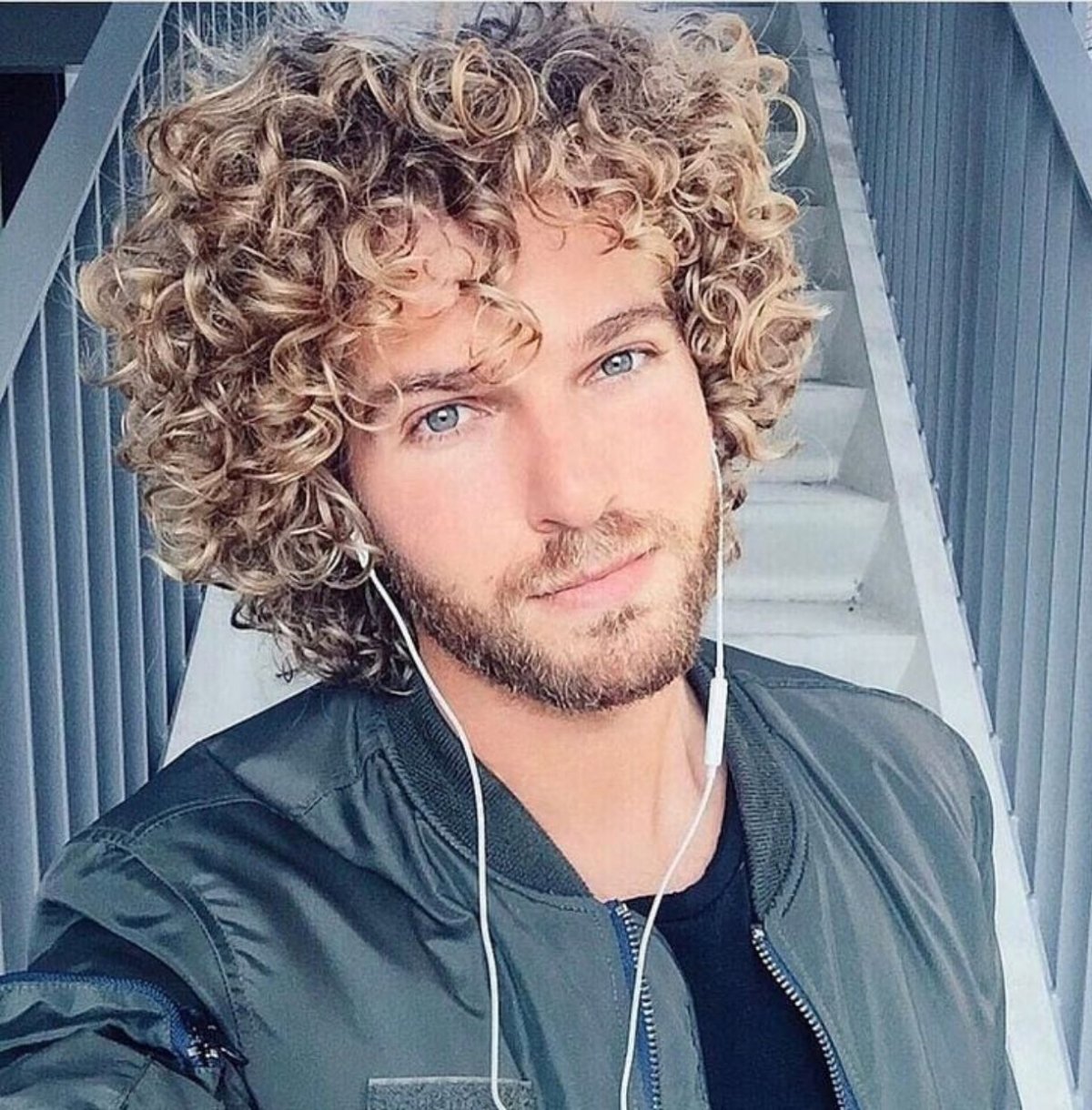 Удлиненные мужские стрижки для вьющихся волос