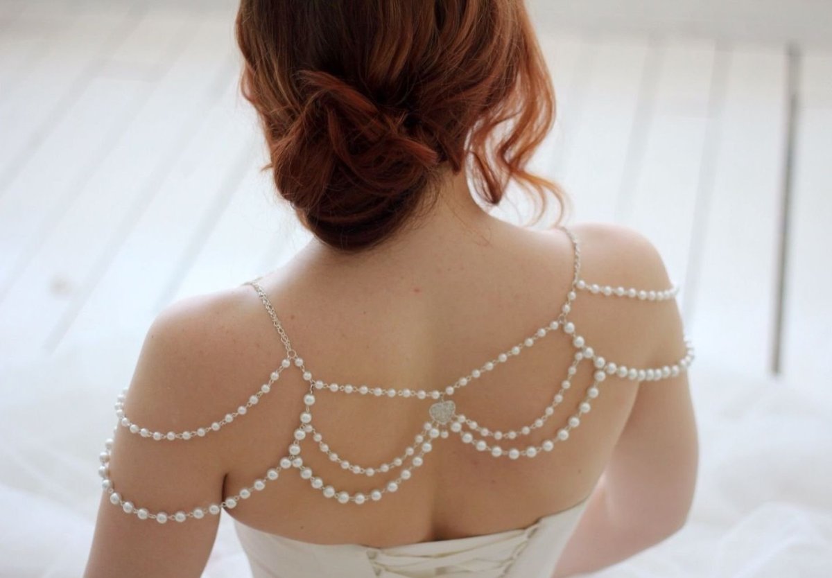 Платье с жемчугом на спине