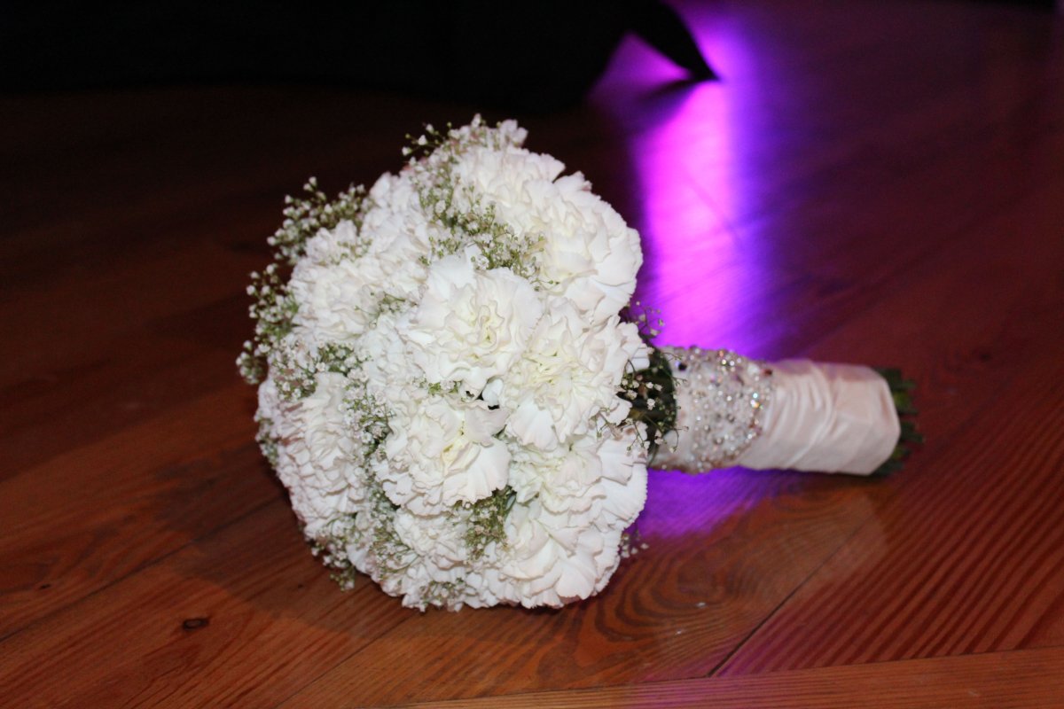 Свадебный букет невесты из белых гвоздик