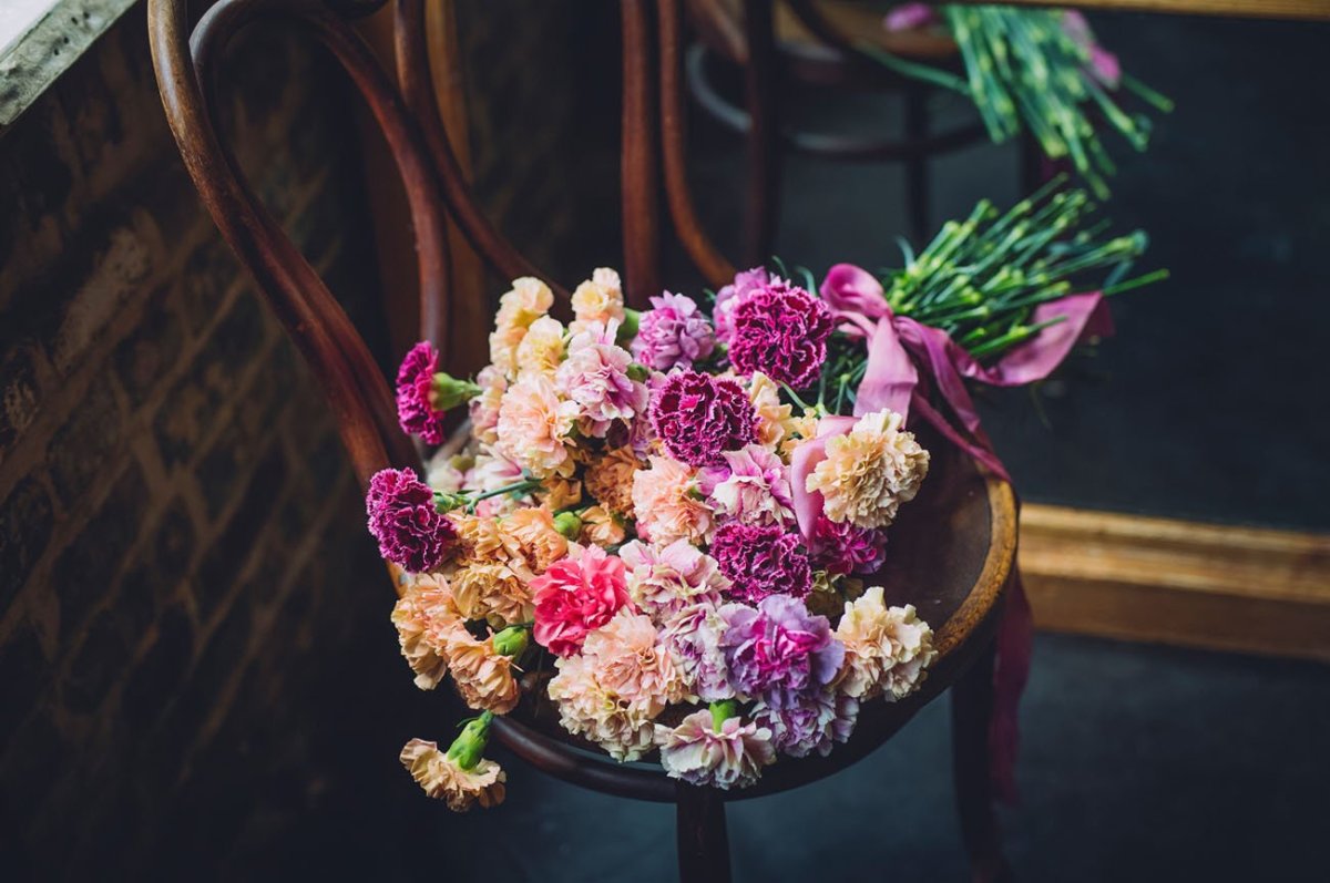 Яркие гвоздики букет