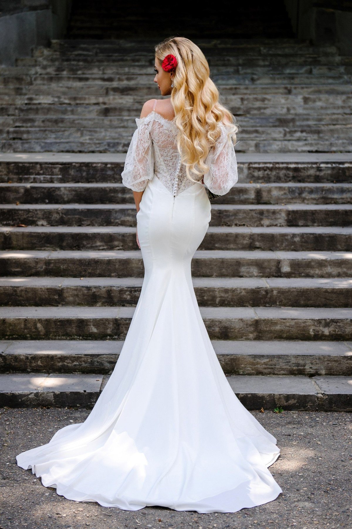 Брюнетка в свадебном платье