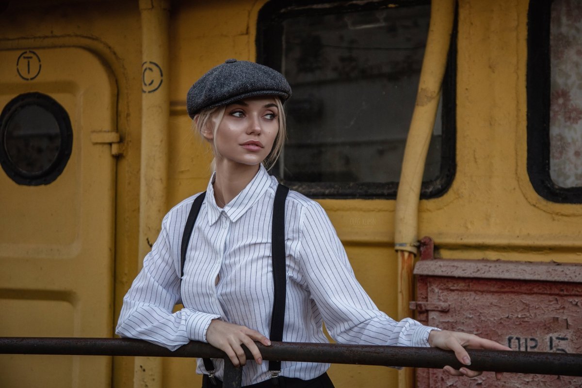 Девушка в подтяжках