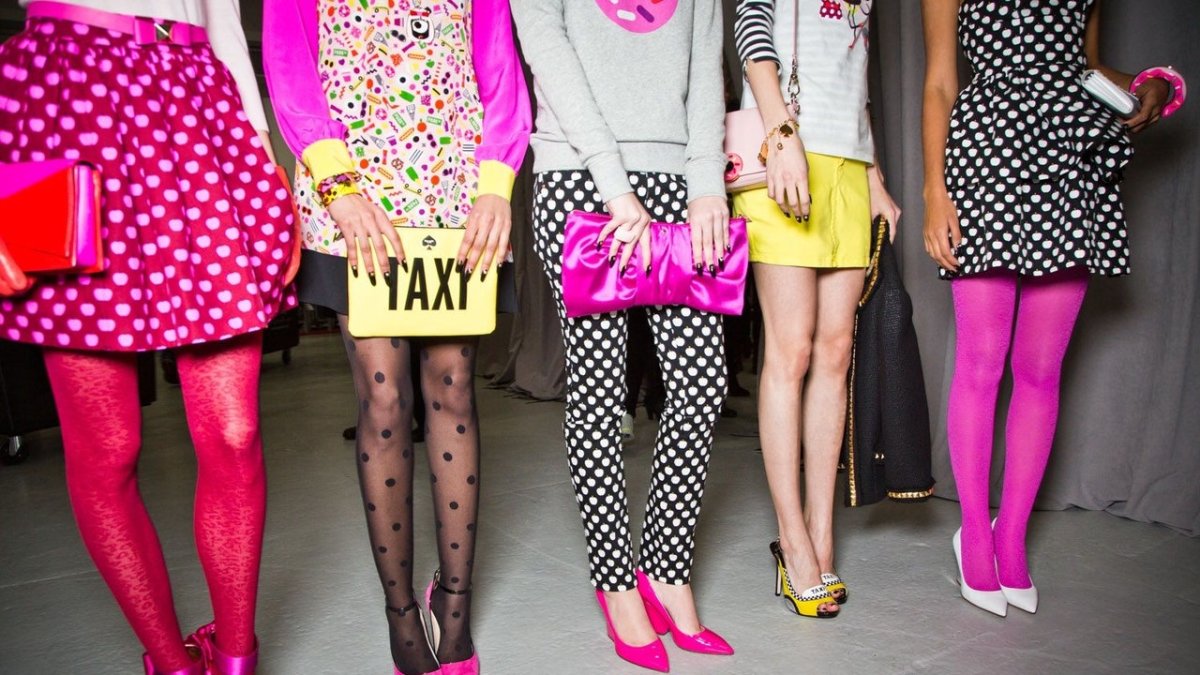 Платье с цветными колготками